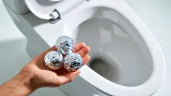 Proč se do splachovací nádržky toalety dává hliníková fólie? Důvod vás překvapí