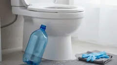 Co dělat, když se ucpe WC? Osvědčený fígl s plastovou lahví